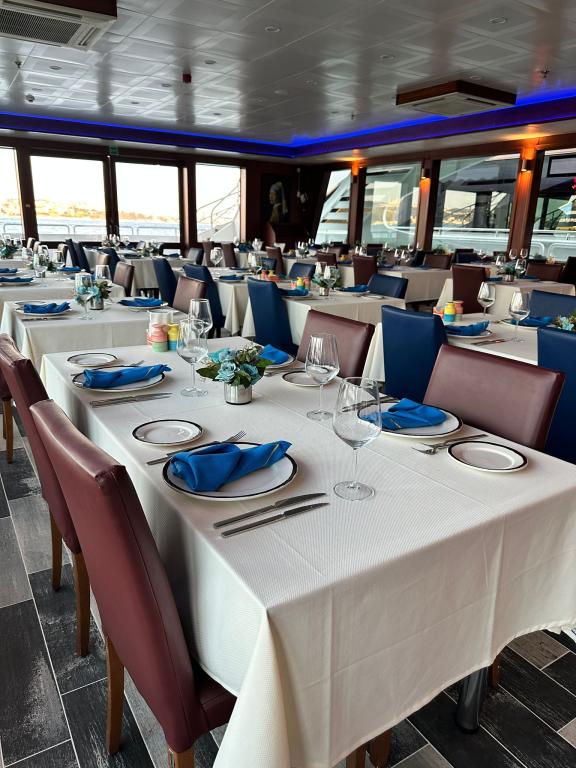 EXCLUSIVE DINNER AND SHOW ON BOARD CRUISE ALONG THE BOSPHORUS