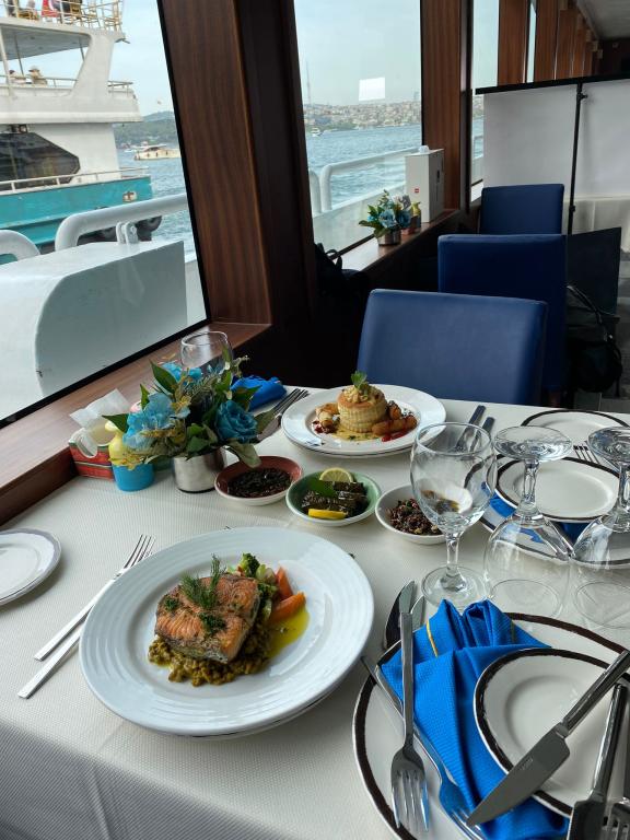 EXCLUSIVE DINNER AND SHOW ON BOARD CRUISE ALONG THE BOSPHORUS